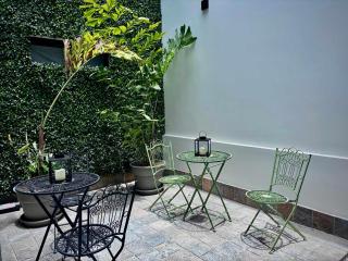 Beautiful Room in a Boutique House with Patio - 9