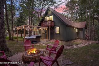 Hot Tub & Fire Pit: Cozy Pines Chalet in Poconos - 9