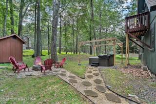 Hot Tub & Fire Pit: Cozy Pines Chalet in Poconos - 2