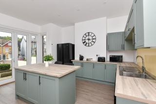 Contractor and Big Group Friendly 6BR 6 En-Suites with Free Parking - 1