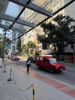 Cozy Suite near Cebu Business Park with City View Balcony, Pool, Netflix-Ready Smart TV - 6