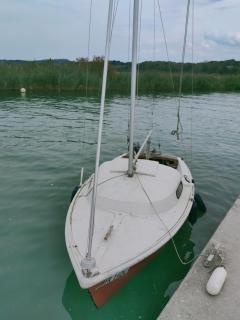 Bateau avec cabine, voile, moteur - 7