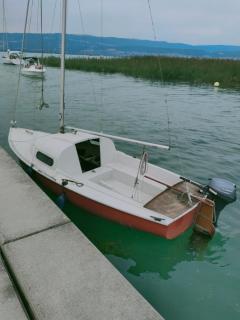 Bateau avec cabine, voile, moteur - 0