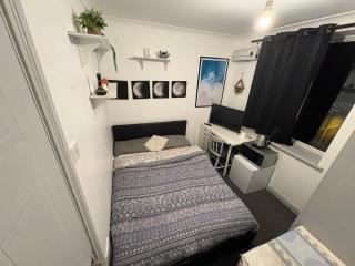 Double Room in a Cozy shared apartment, Custom House Harbour Apartments - 0