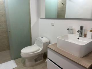 Sunset Studio, sea balcony, Piscina, 5-min Airport - 2
