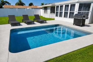 Spacious home With Heated Pool 3 miles from IMG! - 0