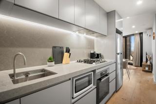Luxury CBD Skyline Apartment - Pool, Gym & Sauna - 2