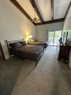 Charming Cedar Lodge Room close to Weirs - 3