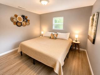 Private Home - Entire House - Ranch - Hot Tub - Pets Welcome - 2 King Beds - Kids Welcome - Fenced Yard - Free Wifi - Quiet Neighborhood - 6