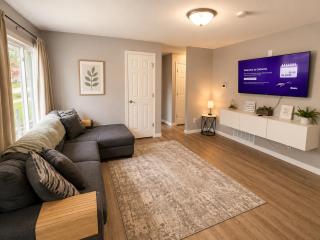 Private Home - Entire House - Ranch - Hot Tub - Pets Welcome - 2 King Beds - Kids Welcome - Fenced Yard - Free Wifi - Quiet Neighborhood - 8