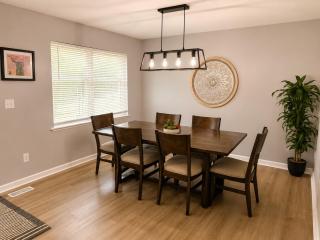 Private Home - Entire House - Ranch - Hot Tub - Pets Welcome - 2 King Beds - Kids Welcome - Fenced Yard - Free Wifi - Quiet Neighborhood - 4