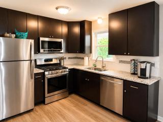 Private Home - Entire House - Ranch - Hot Tub - Pets Welcome - 2 King Beds - Kids Welcome - Fenced Yard - Free Wifi - Quiet Neighborhood - 7