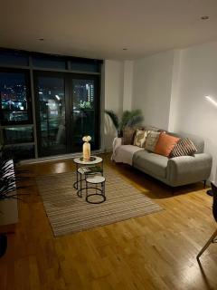 Stylish & Spacious 2BD City Apartment with Balcony - 9