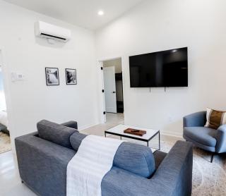 500 HOUSE - Designer 2BR Flat with Private Patio - D - 3