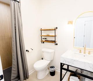 500 HOUSE - Designer 2BR Flat with Private Patio - D - 2