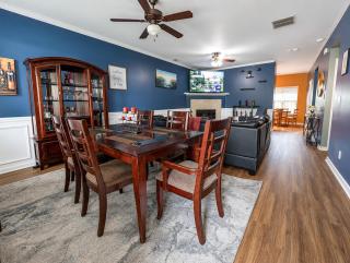 4BR Home with calif king bed Sleeps 10, Gym near Airport - 9