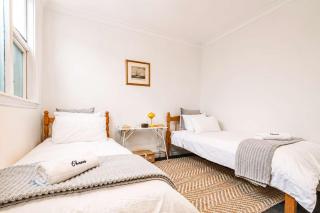 Stylish Central Cottage - Modern Heating & Parking - 8