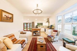Stylish Central Cottage - Modern Heating & Parking - 0