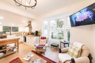 Stylish Central Cottage - Modern Heating & Parking - 4