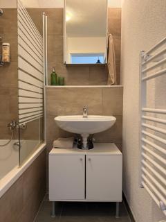 Spacious apartment with private garden & entrance - 8