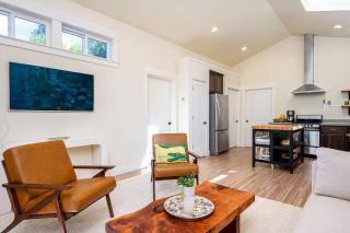 Sunlit Laurelhurst Cottage - Office, Dog-Friendly - 2