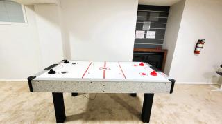 Cozy and Elegant 4BR Retreat, Entire House, King Bed, Airport, Ring Road, Games - 7
