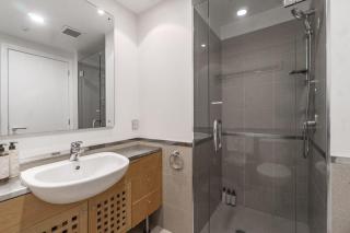 Gorgeous 2-Bed 2-Bath Harbour View Stunner - 3
