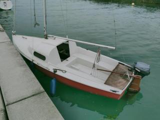 Bateau avec cabine, voile, moteur - 4