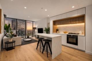 Sleek Stylish CBD with Balcony, Heated pool, Gym, Sauna, Steam - 0