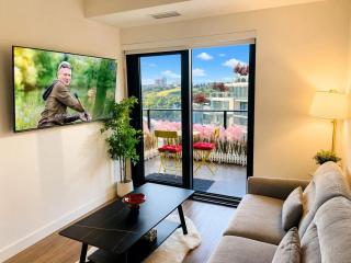 Scenic 2BR RiverView Suite in Downtown - 9