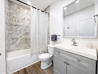 Chic 2BR Retreat on vibrant Mont-Royal - 5