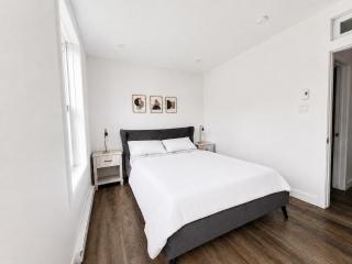 Chic 2BR Retreat on vibrant Mont-Royal - 4