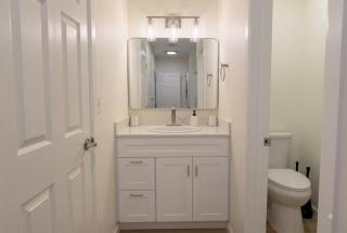 Sleek & Secure Modern Suite Near Ferry - 3