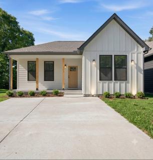 *Railside Retreat* Classy 3 bedroom Downtown - 0
