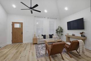 *Railside Retreat* Classy 3 bedroom Downtown - 8