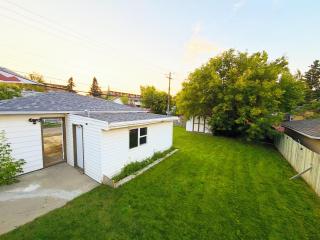 Executive family Relax House New AC 4Bed rooms 4Queen Beds plus Kids play rooms Large Deck Private Backyard 19 minutes YYC Walk to C Train Free BANFF PARK PASS - 7