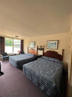 Paris Landing Motel - 9