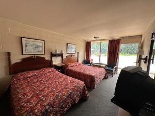 Paris Landing Motel - 2