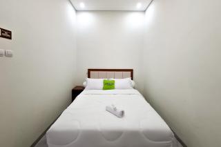 Urbanview Mamio House Syariah near Exit Tol Klodran Solo - 9