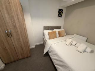Spacious 5-bedroom Stay for Contractors & Families - 8