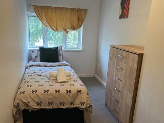 Spacious 5-bedroom Stay for Contractors & Families - 3