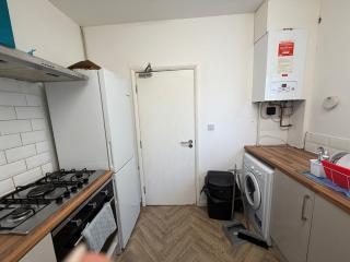 Spacious 5-bedroom Stay for Contractors & Families - 2