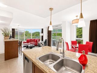 Modern 2BR Luxury Apartment - Amazing Location, Steps To Everything! - 6