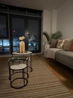 Stylish & Spacious 2BD City Apartment with Balcony - 6
