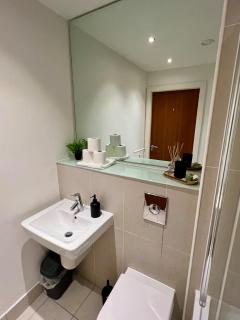 Stylish & Spacious 2BD City Apartment with Balcony - 4
