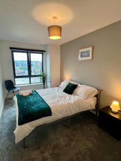 Stylish & Spacious 2BD City Apartment with Balcony - 1