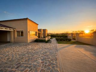 Casa exclusiva con piscina y vistas a los cerros - 0