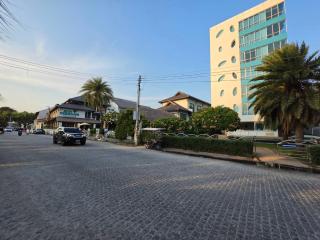 The beach bangsaen condo daily room Poolside - 1