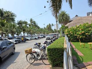 The beach bangsaen condo daily room Poolside - 7