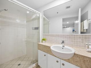 Waterfront Escape Premium 2 Bedroom Apartment - 4